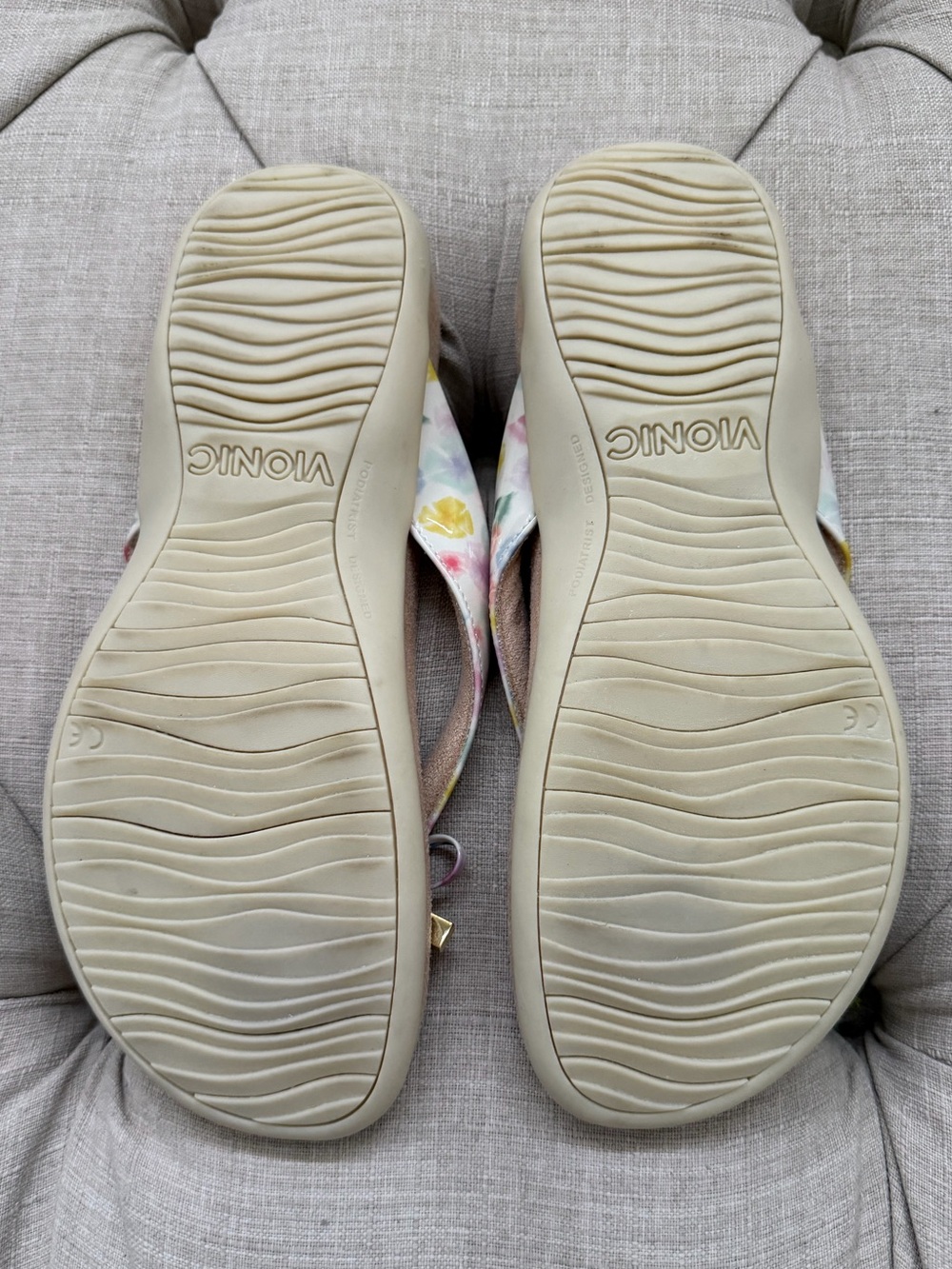 Vionic Bella Cream Poppy sandals thing flip flops 8 Like new with box - Picture 4 of 7